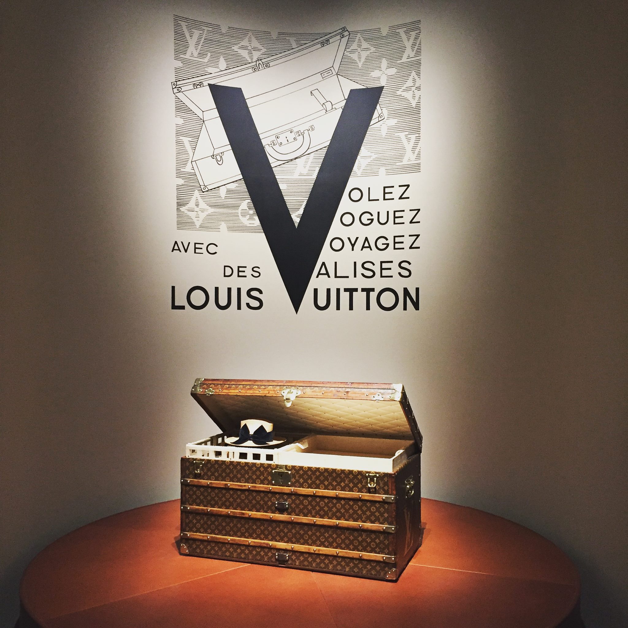 Volez Voguez Voyagez - Louis Vuitton catalogue, French version